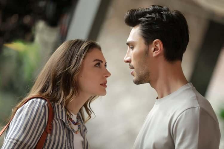<p><span style="color:#DDA0DD"><strong>Burcu Özberk ile berbaer başrolü paylaşan oyuncunun başarısı takdir topladı. </strong></span></p>
