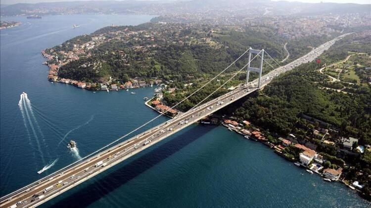 <p><strong>OTOYOL VE KÖPRÜ GEÇİŞ ÜCRETLERİ FARKLI MI? </strong><br />
<br />
Çekme karavan ile motokaravan geçiş ücretleri farklılık gösteriyor. Çekme karavanlar, otoyollarda ve köprülerde 3 akslı oldukları için 3. sınıf araç olarak geçiyor. 2. sınıf olan motokaravanlardan daha yüksek ücret ödemek zorunda kalıyorlar. İstanbul’daki köprülerden ise, 5 Temmuz Şehitler Köprüsü karavan ile kullanamıyor. FSM köprüsünden benzer fiyatlandırma karşılığında geçilebiliyor.</p>