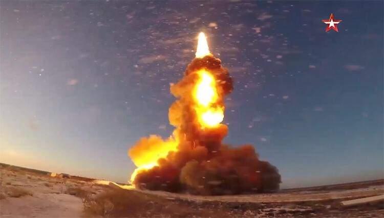 <p><strong>ARKA ARKAYA FÜZE TESTLERİ </strong></p>

<p>Rus ordusu, sonbaharda arka arkaya füze testleri gerçekleştirdi. Görüntüler Rusya Savunma Bakanlığı'nın televizyon kanalı Zvezda TV'de yayınlandı. Anti-balistik füze sistemi bir önceki denemede olduğu gibi Kazakistan'daki Sarı Şagan üssünden ateşlendi, Savunma Bakanlığı testin başarıyla tamamlandığını bildirdi.</p>
