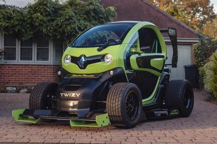 <p>Renault Twizy E-Tech - Renault Twizy menzili 100 km ve 80 km/s hıza ulaşabiliyor. 474 kiloluk bir ağırlığa sahip bu iki kişilik araç yaklaşık 3,5 saatte tam şarj oluyor.</p>
