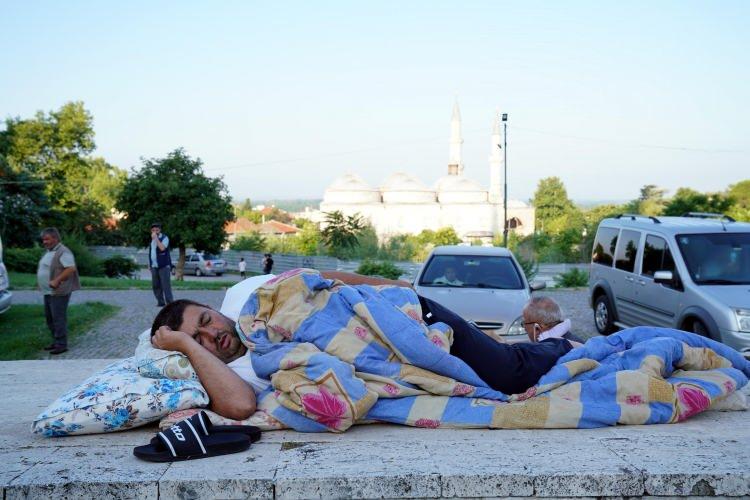 <p>İl dışından gelenler kalacak yer bulamayınca Selimiye Camii'nin bahçesinde ve Osmanlı mezar taşlarının sergilendiği alanlarda kurdukları çadırlarda ve korunaklı alanlarda sabahladı. </p>