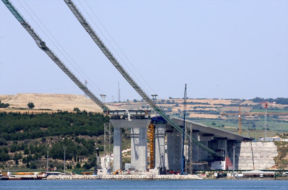 <p>"2x3" şeritle hizmet verecek köprünün tabliyesi 3,5 metre yüksekliğe sahip. Tabliyenin her iki tarafında inşa edilecek yürüme yolları, bakım onarım amacıyla kullanılacak.</p>
<p> </p>
