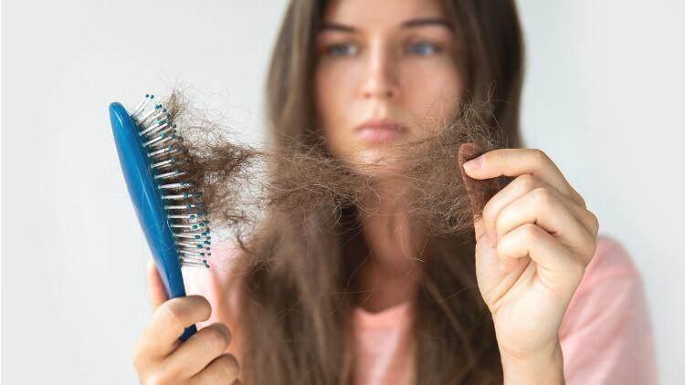 <p>“Dermatolog gerek muayene gerek tahlil gerekse saçlı deriden biyopsi yaparak kesin tanıyı koyacaktır. Kesin tanıdan sonra dermatolog tanıya göre bir tedaviye başlar. Elimizde çeşitli silahlar mevcut ağızdan alınan takviye edici gıdalar mevcut. İçerisinde bitkisel gıdalar, amino asitler yer alıyor. Onun dışında deriye sürerek kullanılan ilaçlar var. Bunlar hazır losyon ve spreylerin dışında eczacılar tarafından hazırlanan yapma ilaç şeklinde de olabiliyor. En sık başvurduğumuz 'minoksidil' adı verilen etken madde var. Bu aslında hem Amerikan Gıda ve İlaç Dairesi (FDA) hem Sağlık Bakanlığı'nın onayladığı ilaç statüsünde sprey. Sürerek uygulanan bir ilaç. Biz bunu hazır ürün tarzından da uygulayabiliyoruz. Minoksidil maddesini karışımların içerisine koyarak da gücünü artırıyoruz. Bu maddenin faydası birkaç ayda görülüyor. 1-2 haftada sonuç alınmıyor. Benim hastalara tavsiyem en az 12 hafta kullanmaları. Memnun kalanlara birkaç yıla kadar süreyi uzatıyorum"</p>
<p> </p>