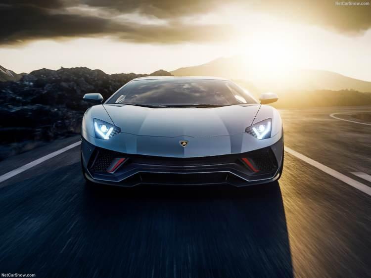 <p>Aventador Ultimae'de üretilen güç ve tork dört tekerleğe birden 7 ileri tek kavramalı şanzıman vasıtasıyla aktarılıyor.</p>

<p> </p>
