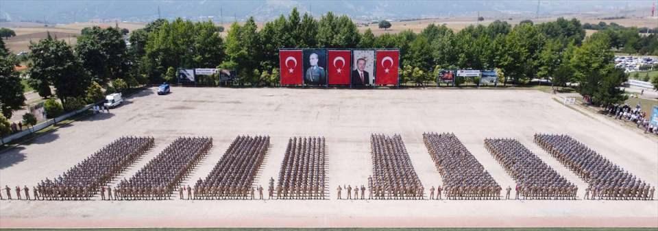 <p>Terör örgütü yandaşları ve onların iş birlikçileri şunu iyi bilsinler ki inançlı, inatçı, kararlı ruhumuzla eli kanlı terör örgütlerine aman vermedik, asla vermeyeceğiz." ifadelerini kullandı.</p>
