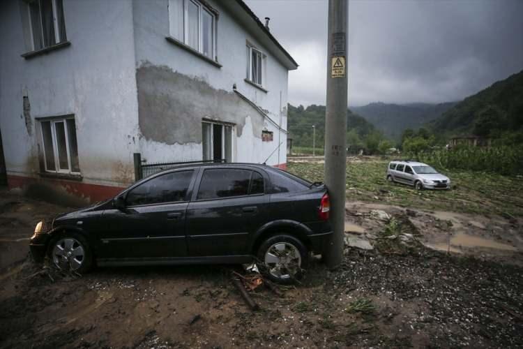 <p>Ayrıca AFAD ve bazı arama kurtarma dernekleri ekipleri, bölgede hazırlık yapıyor.</p>

<p>Düzce Valiliği tarafında oluşturulan kriz masasına gelen ihbarların değerlendirildiği öğrenildi.</p>
