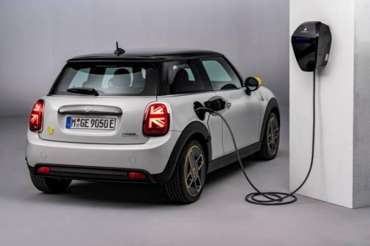 <p>MINI Cooper SE - MINI Cooper SE adındaki elektrikli otomobil markanın Go-Kart hissini veren sürüş karakterini sessiz ve çevreci bir biçimde yaşatıyor. 184 HP güç sunan araç 7.3 saniyede 0-100 km/s hızlanmasını tamamlayabiliyor. Hızlı şarj istasyonlarında yarım saat içinde bataryalarını yüzde 80 doldurabilen MINI Cooper SE, tam batarya doluluğunda ise 232 km menzil sağlıyor.</p>
