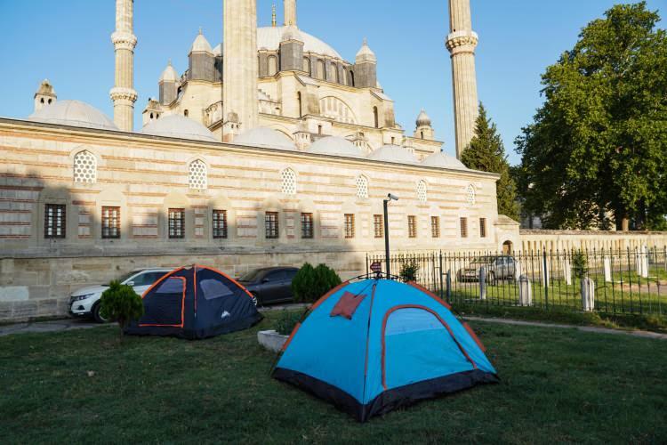 <p> Bu kararın ardından Türkiye'nin çeşitli illerinden güreş severler kente gelince tüm otel ve pansiyonlar tamamen doldu. </p>