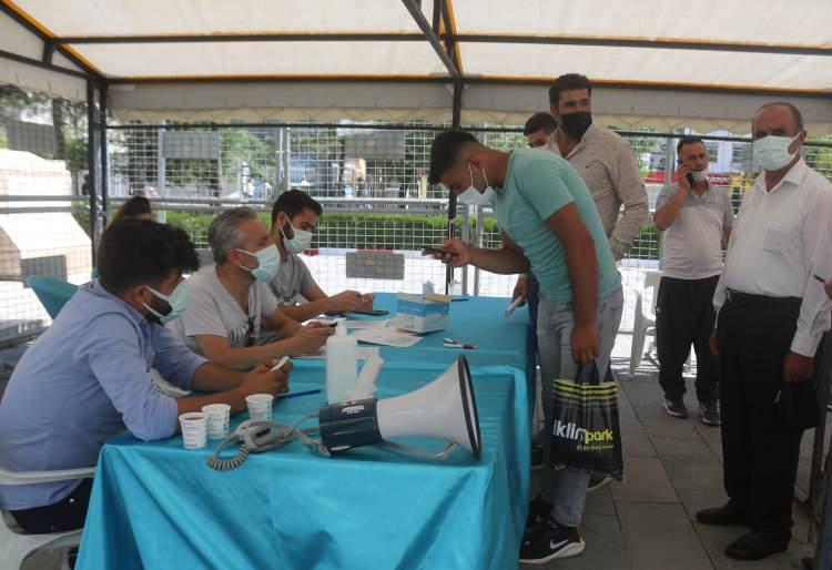 <p>Vatandaşların rehavete kapıldığı kentte, virüsün yayılımının en çok sosyal mesafeye ve maske kuralına uyulmamasından kaynaklandığı düşünülüyor.</p>