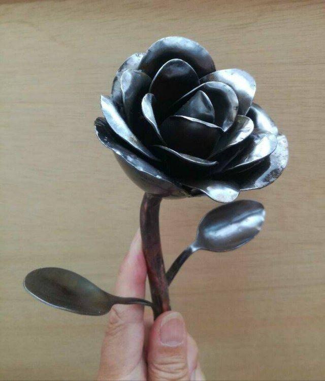 <p>Atılan ve kullanılmayan çay kaşıklarından gül şeklinde bir süs elde edebilirsiniz.</p>

