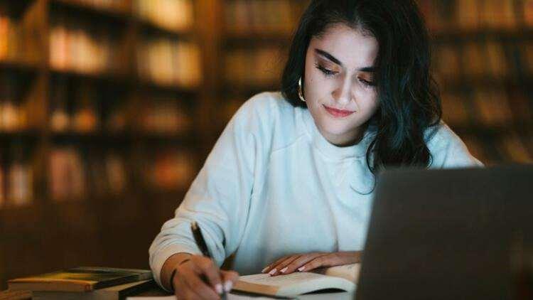 <p>13. LİSE SONRASI EĞİTİM DANIŞMANLARI</p>
<p>2029 yılına kadar öngörülen yeni pozisyon sayısı 3 bin 700 kişi olarak açıklanırken, bu mesleğin ortalama yıllık maaşı 75 bin 10 dolar olarak belirtildi.</p>