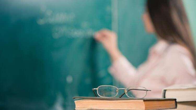 <p>16. LİSE SONRASI FELSEFE VE DİN KÜLTÜRÜ ÖĞRETMENLERİ</p>

<p>2029 yılına kadar öngörülen yeni pozisyon sayısı 2 bin 100 kişi olarak açıklanırken,  bu mesleğin ortalama yıllık maaşı 90 bin 160 dolar olarak belirtildi.</p>
