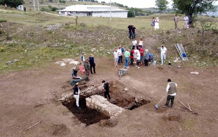 <p>Kazıların üç noktada yoğunlaştığını vurgulayan Çelikbaş, şöyle devam etti: "Bunlardan birincisi Güney Nekropol. Güney Nekropol'de kaya mezarlarından oluşan bir alan olduğunu söyleyebiliriz. Kaya mezarları, bölgenin ölü gömme geleneklerini yansıtması açısından bize güzel veriler sunuyor. Diğer bir kazı noktamız, kare planlı bir yapı. Henüz fonksiyonunu tam çözemedik. İlerleyen kazı çalışmalarında yapının fonksiyonunu çözeceğiz. </p>
