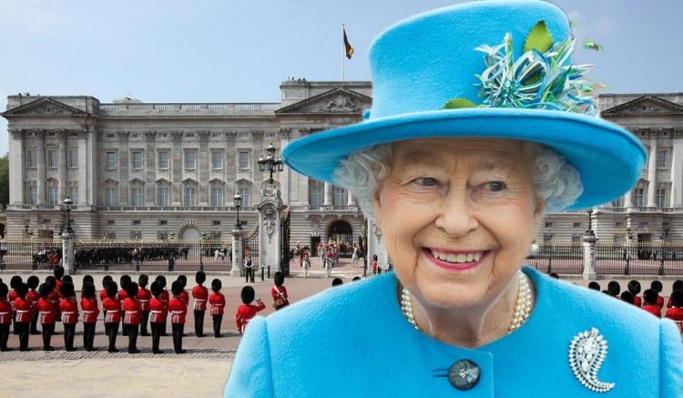 <p>Kraliçe II. Elizabeth'in yaşadığı Buckingham Saray'ı halka açıldı. Saray bahçesine giren halk piknik yaptı, fotoğraf çekti ve dolaştı. Bu sırada herhangi bir kişi aracısı olmadan dolaşan vatandaşlar bundan memnun kaldı. Tarihte ilk kez halktan gelen vatandaşlara eşlik edilmeden özgürce dolaşılmasına izin verildi. </p>
