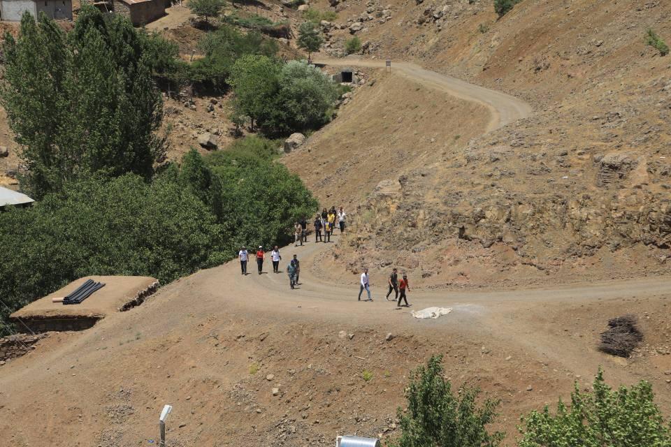 <p>Dernek olarak her yıl mağaraya gezi düzenledikleri ifade eden Elçi, "Milattan sonra 5. yüzyıldan günümüze kadar ayakta durabilmiş. Her katı birbirinden bağımsız, kendi içinde merdivenlerle çıkılabilen bir yer. Aynı zamanda 5-10 metre derinliğinde depo olarak kullanılmış alanlar var." dedi.</p>
<p> </p>