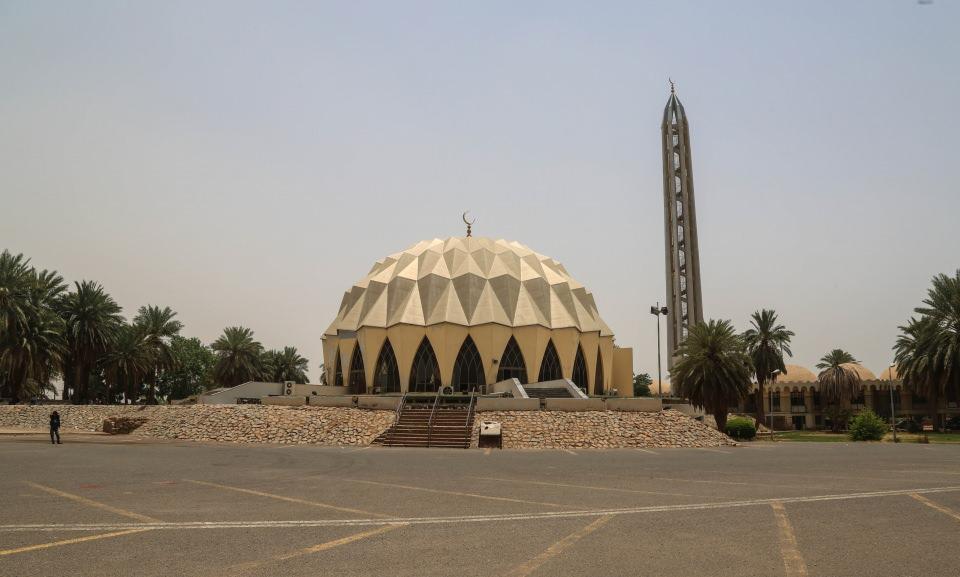 <p>Uganda'dan gelen Beyaz Nil ile Etiyopya'dan doğan Mavi Nil'in birleştiği noktada (Mugren) Umdurman kentinde inşa edilen Nileyn Camisi, 1973'te Hartum Üniversitesi Mimarlık Fakültesi öğrencisi Gamar ed-Devla Et-Tahir tarafından tasarlandı.<br />
</p>