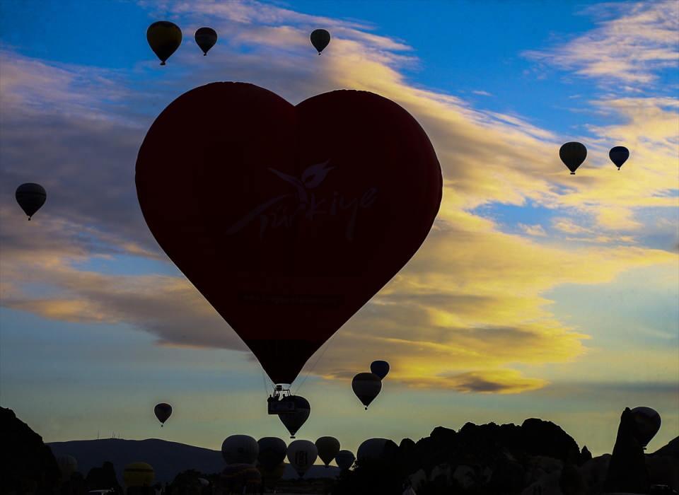 <p>Türkiye'nin gözde turizm merkezlerinden Kapadokya'da, gün doğarken peş peşe gökyüzüne yükselen onlarca sıcak hava balonu, bölgenin manzarasına ayrı bir güzellik katıyor.</p>

<p> </p>
