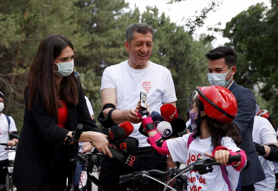 <p><strong>- Küçük gazetecinin zor sorusu</strong></p>
<p>Bakan Selçuk, açıklamasının ardından kendisine bir basın mensubunun ses kayıt cihazını tutan 10 yaşındaki Ayşe Betül Özütürker'e dönerek, "Burada yeni bir gazetecimiz var. Sizin bana bir sorunuz var mı acaba?" diye sordu.</p>
<p> </p>