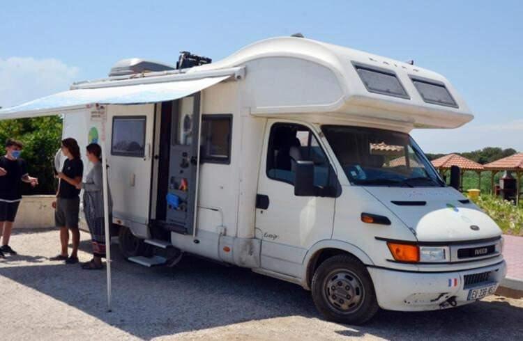 <p><strong>KARAVANIMI NEREYE PARK EDEBİLİRİM?<br />
</strong><br />
Karavan sahiplerinin araçlarını nereye park ettiği konusunda özel bir engel bulunmuyor. Standart araçların park etme yasağı olmadığı tüm bölgelerde karavan ile de duraklama yapmak ve akşam içerisinde uyumak konusunda bir engel bulunmuyor. Ancak Araca elektrik sağlamak, su tanklarını doldurmak, yiyecek içecek bulmak ve tuvalet ihtiyacı için Türkiye’nin çeşitli bölgelerindeki karavan parklarını kullanmak gerekiyor.</p>