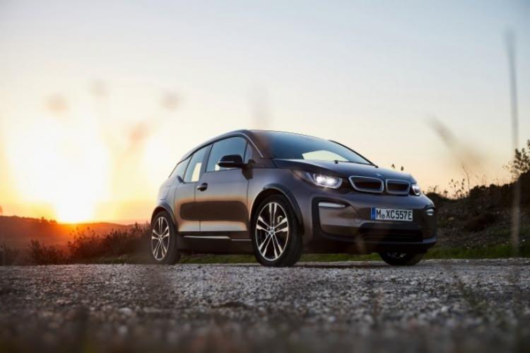 <p>BMW i3 - Türkiye’de en uzun soluklu satılan elektrikli otomobillerden olan BMW i3, geçtiğimiz yıllarda makyajlanarak daha uzun menzil ve daha kısa zamanda şarj edilebilme özelliklerine kavuştu. Günlük kullanım koşullarında 260 km seviyesinde menzil sunan BMW i3, 325 km’ye kadar menzile ulaşabilmenize olanak sağlıyor.</p>
