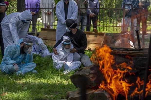 <p>Tüm dünyada koronavirüs ile mücadele devam ederken, vakaların en çok görüldüğü ülkelerden olan Hindistan’dan gelen ‘kara mantar’ haberleri panik yarattı. Hindistan’da hükümet 29 eyalette ‘kara mantar’ salgını ilan edilmesi için çağrıda bulundu.</p>
<p> </p>
