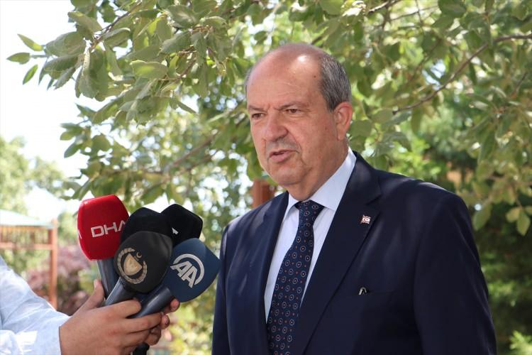<p>Kuzey Kıbrıs Türk Cumhuriyeti (KKTC) Cumhurbaşkanı Ersin Tatar, hep Türkiye sevgisiyle Kuzey Kıbrıs Türk Cumhuriyeti'nde Kıbrıs Türk halkı olarak var olduklarını belirterek, "Bundan sonra da inşallah aramızdaki köprüler ve gönül bağı daha da güçlenecek." dedi.</p>