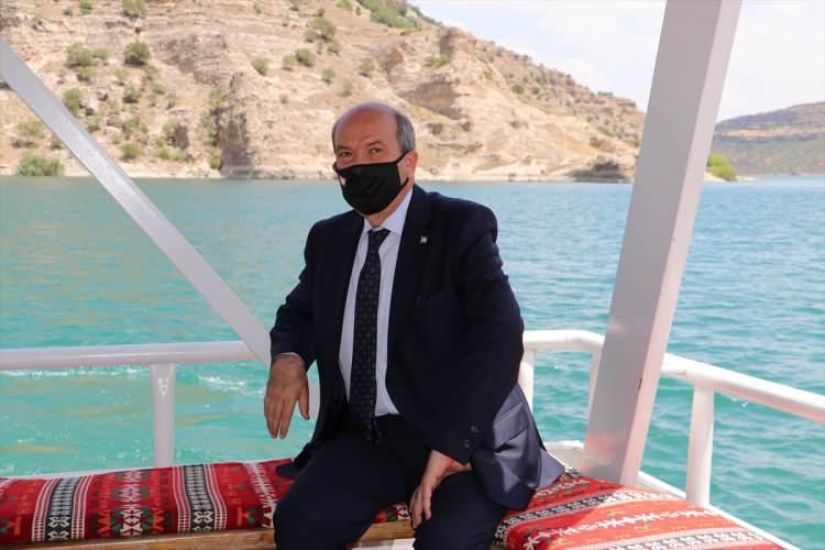 <p>Çeşitli temaslarda bulunmak üzere Diyarbakır'a gelen Tatar, Kur'an-ı Kerim'de isimleri geçen Zülkifl ile Elyesa peygamberler dahil 9 peygamberin medfun olduğuna inanılan Eğil ilçesine geçti.</p>
<p>Kaymakam İdris Arslan tarafından karşılanan Tatar, peygamberlerin makamını ziyaret etti, ilçedeki inanç değerleri ve Dicle Baraj Gölü ile ilgili yetkililerden bilgi aldı.</p>
<p>Tatar, gazetecilere yaptığı açıklamada, Diyarbakır'da bulunmaktan mutluluk duyduğunu söyledi.</p>