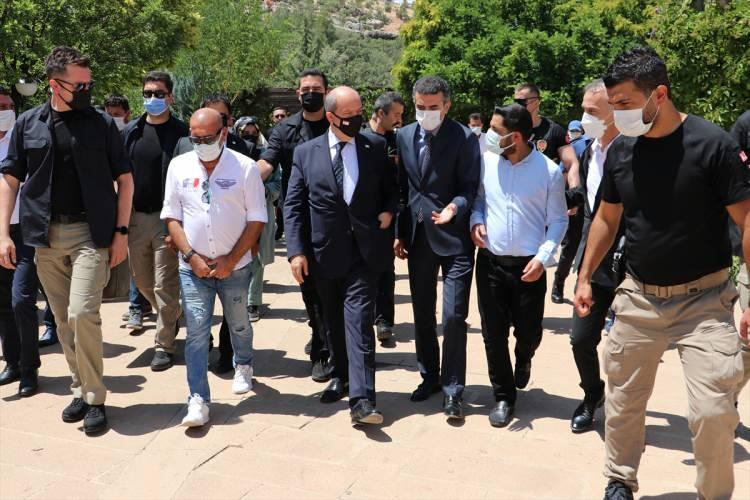 <p>Diyarbakır'ı ilk kez ziyaret ettiğini belirten Tatar, Diyarbakır'ın çok önemli bir şehir olduğunu, bölgenin kültürünü ve tarihini bu ziyaretlerle görmekten duyduğu memnuniyeti dile getirdi.</p>
<p>"Biz hep Türkiye sevgisiyle Kuzey Kıbrıs Türk Cumhuriyeti'nde Kıbrıs Türk halkı olarak var olduk. Türkiye Cumhuriyeti'yle her zaman iyi ilişkilerimiz olmuştur. Bundan sonra da inşallah aramızdaki köprüler ve gönül bağı daha da güçlenecek." diyen Tatar, 20 Temmuz 1974'te gerçekleştirilen Kıbrıs Barış Harekatı'na değindi.</p>