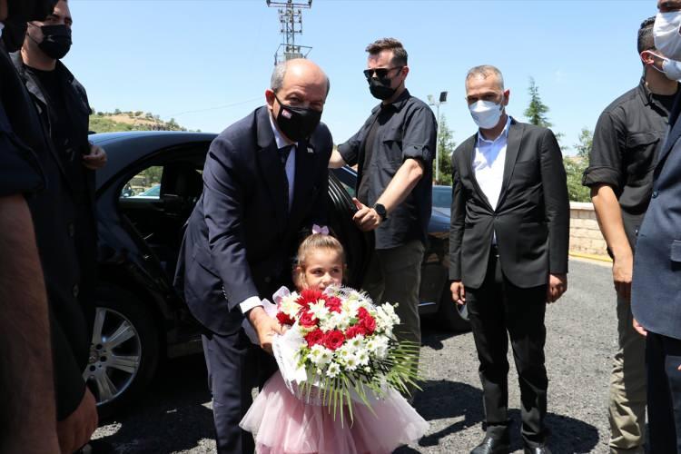 <p><strong>20 Temmuz'da iki bayramı bir arada kutlayacağız"</strong></p>
<p>Tatar, 20 Temmuz'da bu harekatın 47'nci yıl dönümünün kutlanacağını aktararak, kutlama törenleri için hazırlıklar yapıldığını bildirdi.</p>
<p>"Kurban Bayramının ilk günü olan 20 Temmuz Kıbrıs Barış Harekatının da yıl dönümü. O gün iki bayramı bir arada kutlayacağız. Hem Kurban Bayramını hem de Kıbrıs Barış Harekatının 47. yıl dönümünü. Bu törenlerde inşallah Cumhurbaşkanı Recep Tayyip Erdoğan ve heyeti de Kıbrıs'ta bizlerle olacak ve beraber iki bayramı bir arada kutlayacağız." ifadelerini kullanan Tatar, bu ziyaretler vesilesiyle KKTC'ye 1974'ten sonra gelip, yerleşen, çocuklarını orada büyüten ve oranın halkı olan Diyarbakır kökenli insanları da selamladığını kaydetti.</p>