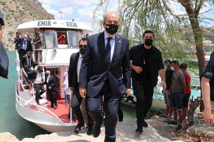 <p><strong>"İki ayrı egemen devletle ancak Kıbrıs'ta bir anlaşma olabilecektir"</strong></p>
<p>Diyarbakır'ın tarihi ve kültürel mekanlarını çok merak ettiğini, yıllardır görmek istediğini vurgulayan Tatar, şöyle konuştu:</p>
<p>"Diyarbakır halkına güçlü bir Türkiye Cumhuriyeti'nin her zaman güçlü bir Kuzey Kıbrıs Türk Cumhuriyeti için fevkalade önemli olduğunu buradan belirtmek istiyorum. Çeşitli oyunlar oynanmaktadır. Bugün Kuzey Kıbrıs Türk Cumhuriyeti'nde bir devletimiz vardır. Bu devletin yaşayabilmesi Doğu Akdeniz'deki haklı çıkarların korunması bakımından önemli. Dolayısıyla Türkiye Cumhuriyeti'yle iyi ilişkiler ve Türkiye'nin bir garantör olması, Türkiye Cumhuriyeti'nin Kıbrıs'taki varlığı ve dolayısıyla Kıbrıs Türk halkının güvenliği bakımdan çok önemli. Kıbrıs Türk halkı ile Türkiye arasındaki bağların kopartılması noktasında üzerimize yöneltilen baskıların Cumhurbaşkanı seçilmem dolayısıyla defteri artık kapanmıştır. Biz diyoruz ki; iki ayrı egemen devletle ancak Kıbrıs'ta bir anlaşma olabilecektir. O egemen devletin biri de kuzeydeki Türk devletidir. Bizim siyasetimiz bu anlamda Türkiye'nin de bize verdiği destekle çok daha anlamlı hale gelmiştir. Kıbrıs Türk halkı vardır, var olacaktır."</p>