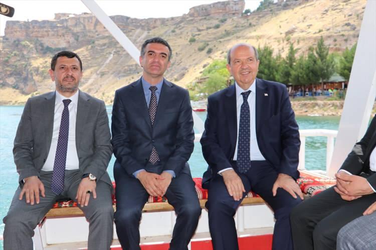<p>Daha sonra Dicle Baraj Gölünü tekne ile gezen Tatar'a ziyaretlerinde Dışişleri Bakanlığı Diyarbakır Temsilcisi İbrahim Mete Yağlı ve AK Parti MKYK Üyesi Alattin Parlak da eşlik etti.</p>
<p> </p>