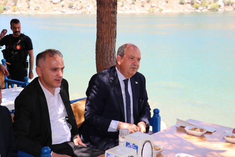 <p>Tatar, Diyarbakır'daki temasları kapsamında, Sümerpark Ortak Yaşam Alanında düzenlenen programda, Kıbrıs gazileri ile bir araya geldi.</p>
<p>Burada konuşan Tatar, Türkiye'nin her yerinin kendisi için önemli olduğunu ve Türkiye'yi çok sevdiğini söyledi.</p>