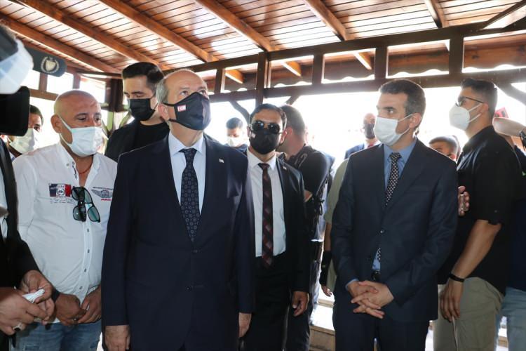<p>Kıbrıs'ın tarihinde önemli bir dönüm noktası olan mücadelelerde şehit düşenlere Allah'tan rahmet dileyen Tatar, sözlerini şöyle sürdürdü:</p>

<p>"Kıbrıs'ta bir vatan, bir devlet ve bir Cumhuriyet bunların sayesinde olmuştur. Hiçbir zaman şehitlerimizi, gazilerimizi unutmayacağız. Kıbrıs'ta oynanan oyun, federal temelde bir anlaşmayla Kıbrıs'ın bir bütün olarak Avrupa Birliğine dahil edilmesi, Türkiye'nin de Kıbrıs'tan bir bakıma çıkarılması. Bizim gönlümüz buna asla müsaade etmez. Çünkü Kıbrıs davası, bizim Türkiye Cumhuriyeti ile yürüttüğümüz müşterek bir dava. Bu müşterek davanın yürütülmesinde çok bedeller ödenmiş çok şehitler verilmiştir. Türkiye Cumhuriyeti çok fedakarlıklar yapmıştır. Kıbrıs Türklerinin başı dik, geleceğe umut ve güven içerisinde bakabilecekse, varlığımızı sürdürebileceksek Türkiye ile her daim ilişkilerimizin daha da pekişmesi, Türkiye'nin garantörlük haklarını sonuna kadar sürdürmesi ve dolayısıyla tek vücut olarak bu siyasetin kabul gömesi gerekmektedir."</p>
