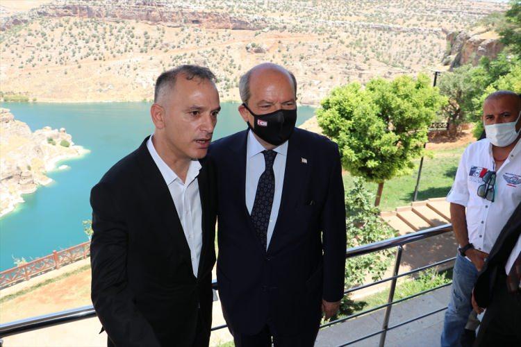 <p><strong>"Kuzey Kıbrıs Türk Cumhuriyeti güçlenerek yoluna devam ediyor"</strong></p>

<p>"Kuzey Kıbrıs Türk Cumhuriyeti güçlenerek yoluna devam ediyor." diyen Tatar, salgından dolayı bazı sıkıntılar yaşandığını ancak aşılanma ve alınan tedbirlerle bu sıkıntıların da hep birlikte aşılacağına inandıklarını kaydetti.</p>

<p>Tatar, Kuzey Kıbrıs Türk Cumhuriyetinin gelişebilmesi ve kökleşebilmesi için ekonomik faaliyetlerini daha da artırması gerektiğine işaret ederek, dolayısıyla Türkiye ile kültürel faaliyetlerin gelişmesi ve pekişmesi gerektiğini aktardı.</p>
