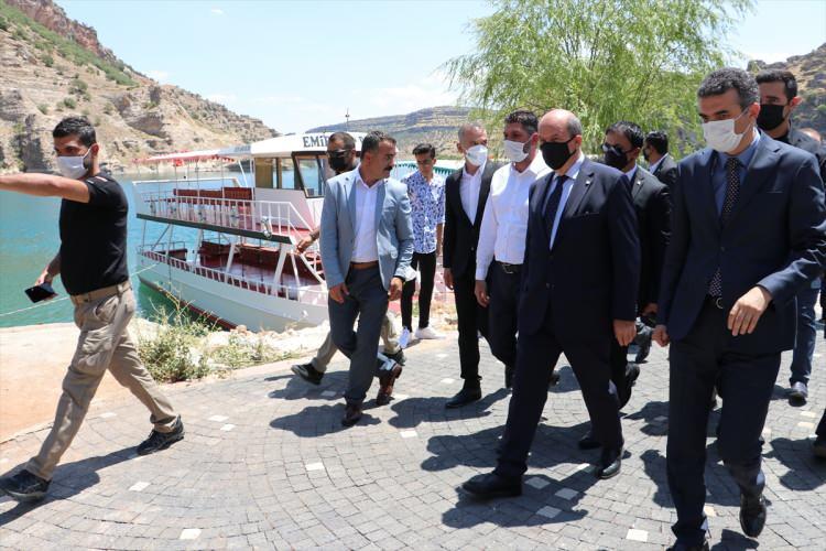 <p>Kıbrıs gazilerine şükranlarını ileten Tatar, "47 yıl önce 20 Temmuz'un o sıcak sabahında Kıbrıs'a adım attığınızda 47 yıl sonra oranın Cumhurbaşkanının buraya gelip sizlere sesleneceğini ve bu kadar duygu yüklü bağların gelişeceğini düşünmek belki hayalin de ötesindeydi. Ama şu anda bu gerçek olmuştur." görüşünü paylaştı.</p>

<p> </p>
