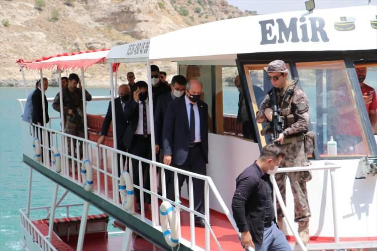 <p>Türkiye Muharip Gaziler Derneği Diyarbakır Şube Başkanı Siraç Ezer de 47 yıl önce Kıbrıs Barış Harekatı'na katılan askerlerden kiminin şehit düştüğünü, kiminin de gazi olduğunu belirtti.</p>

<p>Ezer, "Vatanımıza, sevdiklerimizin arasına zafer ile geri döndük. Ama bu vatan için her an şehit ve gazi olmaya hazırız. Bundan kimsenin şüphesi olmasın. Sayın Kıbrıs Cumhurbaşkanım, Diyarbakır'a teşriflerinizden dolayı çok teşekkür ediyoruz." dedi.</p>
