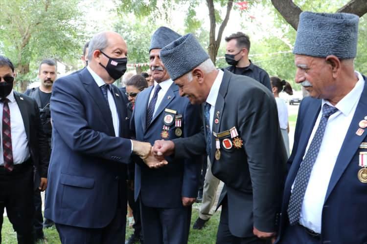 <p>Program sonunda Tatar'a hediye takdimi yapıldı.</p>

<p>Programa, Vali Yardımcısı Zerrin Çay Beşikci ve 7. Kolordu Komutanı Tümgeneral Yılmaz Yıldırım da katıldı.</p>
