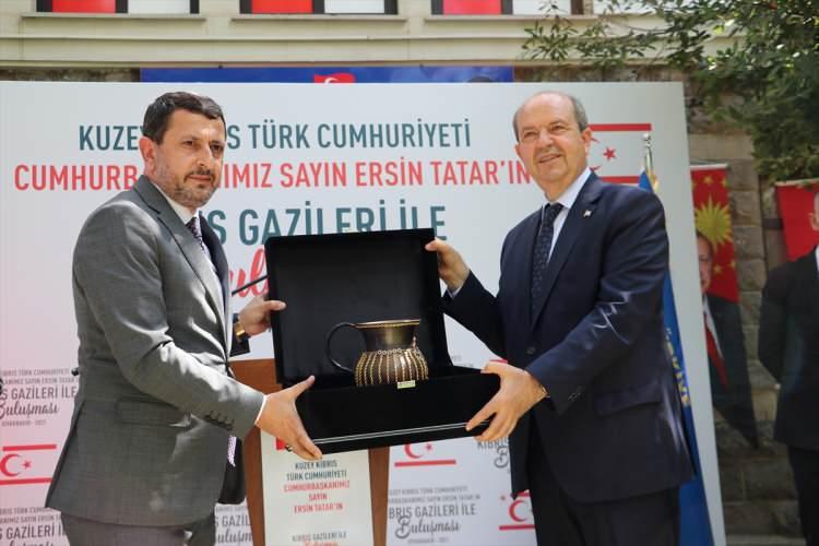 <p>KKTC Cumhurbaşkanı Tatar daha sonra kentteki tarihi mekanlardan Ongözlü Köprü, Dört Ayaklı Minare, Gazi Köşkü, Ulucami ve Keldani Kilisesi ile İçkale Müze Kompleksini ziyaret etti, esnaf ve vatandaşlarla görüştü.</p>
