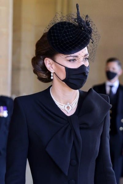 <p>Kraliyet Ailesi bu artış sonrası bir çok programını iptal etse de sürekli olarak sosyal aktivitelerde olan Kate Middleton koronavirüs tespit edilen bir kişiyle teması olduğu ortaya çıktı.</p>
