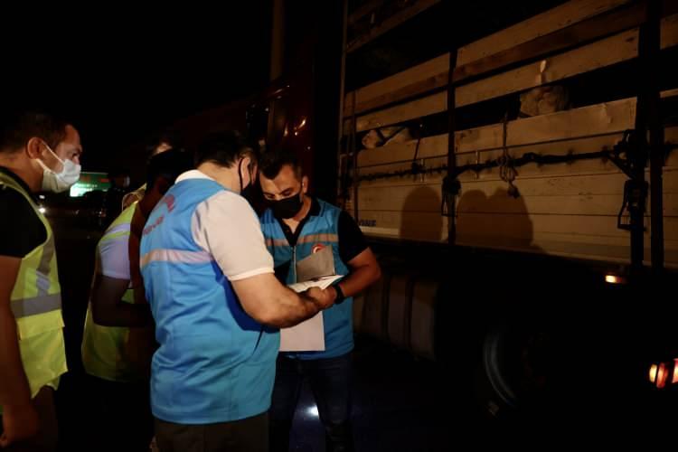 <p>İstanbul İl Jandarma Komutanlığı, zabıta ekipleri ve İstanbul Emniyet Müdürlüğü ekiplerinin de destek verdiği denetimlerde çeşitli illerden kente getirilen kurbanlıkları taşıyan araçlar durduruldu. Ekipler, kurbanlıkların pasaportları, küpeleri ve Avrupa yakasına götürülecek olanlarda şap hastalığı bulunup bulunmadığına ilişkin sağlık raporlarını inceledi.</p>
<p>Kente giriş yapan araçlardaki küçükbaş ve büyükbaş hayvanların hastalık ve belge kontrolleri yapılarak uygunsuz hayvanların girişine izin verilmeyecek.</p>