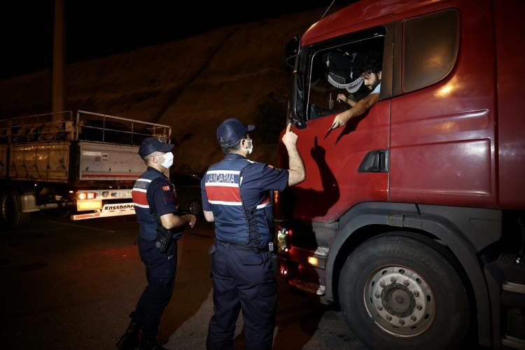 <p><strong>"İstanbul’a kurbanlık hayvanların girişleri başladı"</strong></p>
<p>Mecidiye gişelerindeki denetimlere katılan İstanbul İl Tarım ve Orman Müdürü Ahmet Yavuz Karaca, yaptığı açıklamada, kurbanlıkların İstanbul’a getirilmeye başlandığını söyledi.</p>