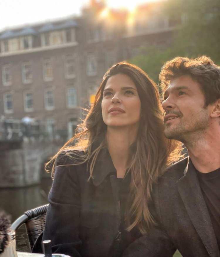 <p><strong><span style="color:#800080">İkilinin paylaştığı romantik fotoğraflar kadar, eğlenceli videoları da &ccedil;ok beğeniliyor.&nbsp;&nbsp;</span></strong></p>
