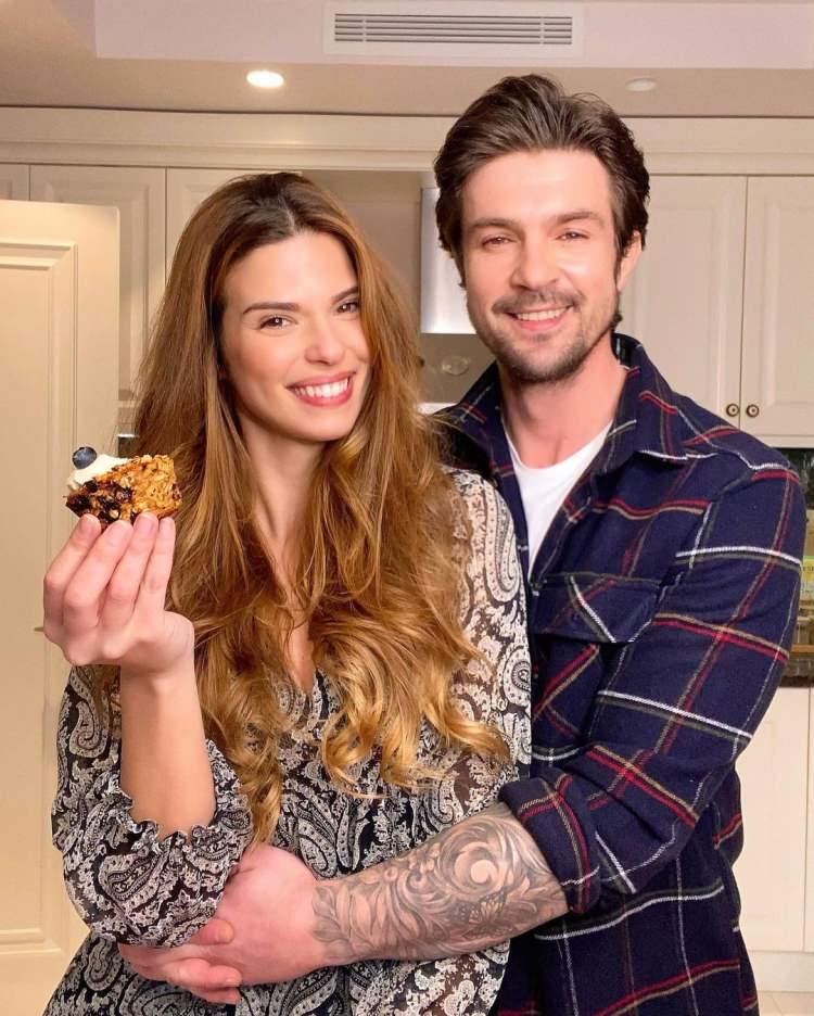 <p><strong><span style="color:#800080">Barbie bebeğe ve onun erkek arkadaşı Ken'e benzetilen &ccedil;ift, son fotoğraflarına "Barbie and Ken" yorumunu aldı.</span></strong></p>
