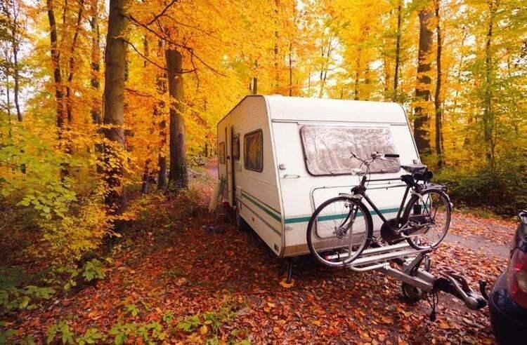 <p>Özel aracını kullanmak istemeyenler ise şu sıralarda bazı kurumsal firmalardan araç ile birlikte karavan kiralayabiliyor. Bir diğer çözüm olan motokaravan ise genellikle minivan tipi araçların arka bölgesinin karavana dönüştürülerek bu amaçla kullanılması şekline verilen isim. Bu tip araçlar tatil için olduğu kadar, film setleri gibi ticari olarak da kullanılabiliyor.</p>
<p> </p>