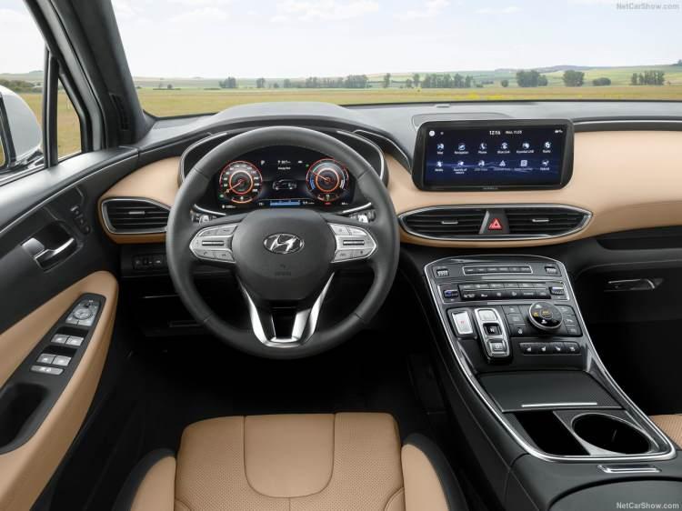 <p>Koreli üretici Hyundai'nin büyük SUV modeli Santa Fe Türkiye yollarına çıktı. 230 beygirlik 1.6 litre T-GDI Hybrid motor seçeneği ile satışa sunulan Santa Fe, tek bir donanım seçeneği standart olarak sunulan 7 koltuklu oturma düzeni ile bayilerde yerini aldı. </p>
