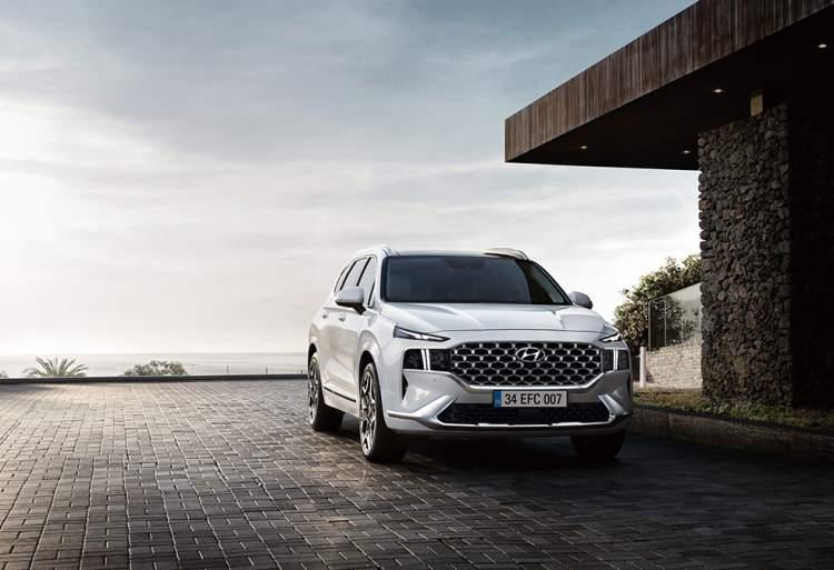 <p>Satışa sundukları yeni modelle ilgili görüşlerini dile getiren Hyundai Assan Genel Müdürü Murat Berkel, "Yeni Santa Fe modelimiz ile SUV ailemiz genişlemeye devam ediyor. B-SUV ve C-SUV segmentlerindeki model çeşitliliğimizi şimdi de D-SUV segmentine taşıyarak iddiamızı iki katına çıkarıyoruz. Santa Fe, 230 beygirlik turbo benzinli ve hibrit motoruyla tüm dikkatleri üzerine çekecek. Yeni Santa Fe ayrıca, konforlu ve zengin donanımları sayesinde bize premimum markalardan yepyeni bir müşteri kitlesi taşıyacak" dedi.</p>
