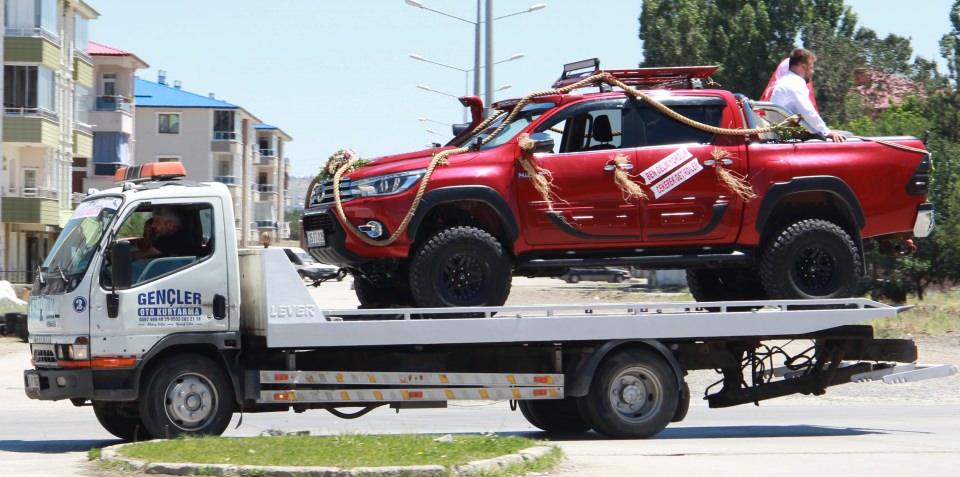 <p>Off-road kullanıcıları için çekicinin büyük öneme sahip olduğunu söyleyen Ahmet Yüce ise, "Düğün arabamızı yolda görenler ilk başta gelin arabasının bozulduğunu düşünmüş. </p>
