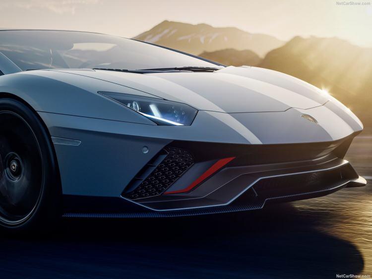 <p>10 yıl önce üretimine başlayan ve artık yerini yolun sonuna gelen <strong>Lamborghini Aventador</strong>, bu sefer de son versiyonuyla karşımıza çıktı.</p>

<p> </p>
