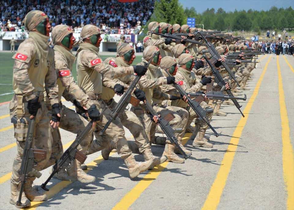 <p> Geçtiğimiz yılarda PKK terör örgütünün her yerde inlerine girerek her türlü araziyi, her türlü zorluğu aşarak teröristleri tarumar ettik. 2021 yılında da halen devam eden operasyonlarımız, hız kesmeden, teröristlerin kökleri kurutuluncaya kadar devam edecek. </p>