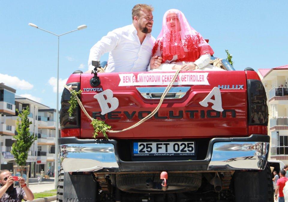 <p>Düğün aracımıza şaşırıp önünde selfie yapanlar bile oldu. Çekici bizim için çok önemli, çünkü her battığımızda bizi o kurtarıyor. </p>

